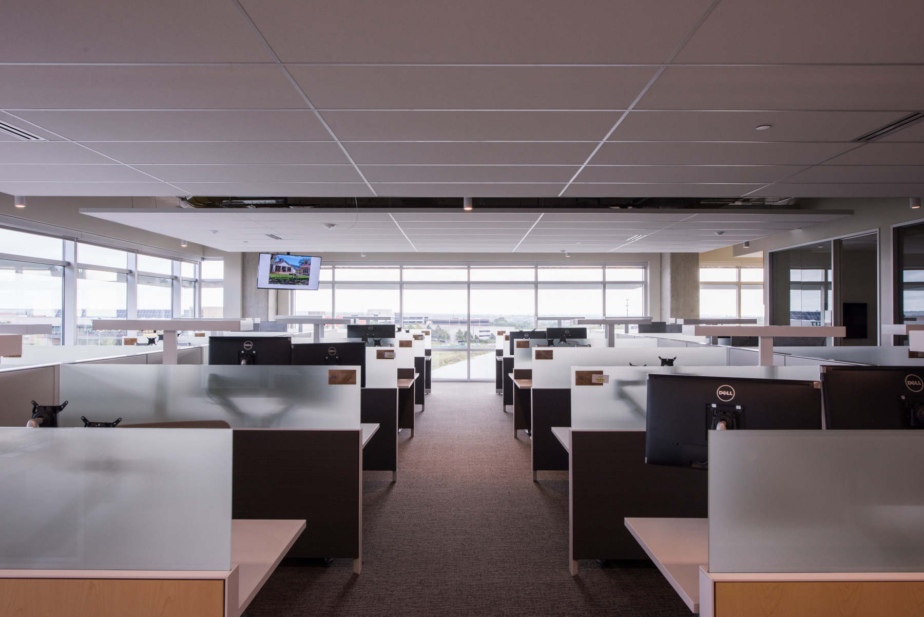 从功能到美感的跃迁：用科学布局+艺术视觉+人文舒适重塑办公生态(图1)